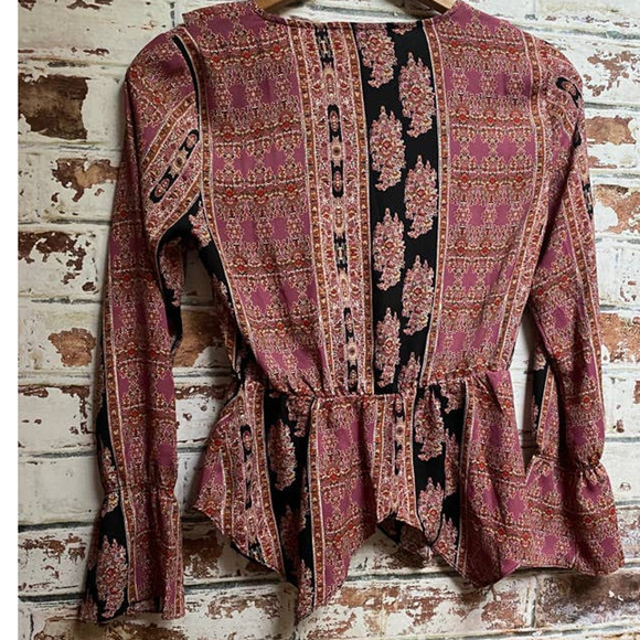 BCBGMAXAZRIA Printed Long Sleeve V-Neck Surplice Woven Asymmetrical Hem Blouse - Picture 15 of 15